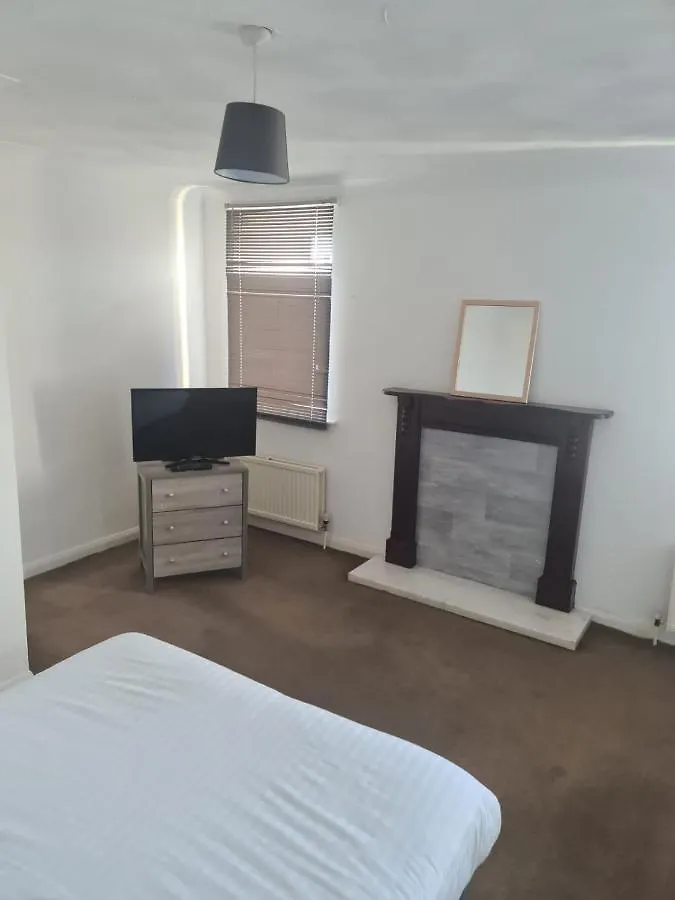 Guest house 24Hr Self Check In Apartment Central Barnsley