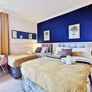  Holiday home Summer Lane House-3 Bedrooms-close To M1-longer Stay-free Parking
